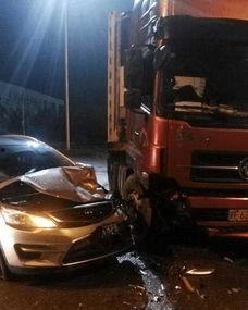 国产车被大车挤压视频,行车安全警钟长鸣